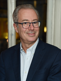 Poträttbild av Ben Elton