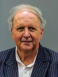 Poträttbild av Alexander McCall Smith